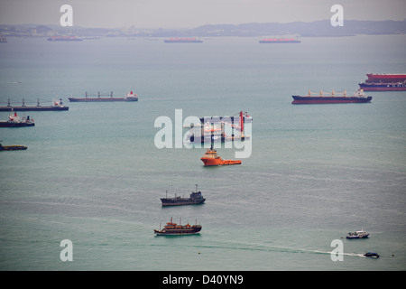 Singapore Cruise,Container Terminal,Marina Bay Sands Hotel,tubo estensione funziona navi al di ancoraggio,rimorchiatori,quartiere finanziario e degli affari Foto Stock