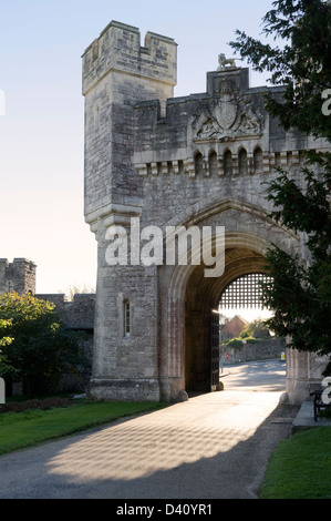 Ingresso/uscita al Castello di Arundel e giardini con la luce del pomeriggio inondazioni attraverso aprire portcullis, West Sussex, Regno Unito Foto Stock