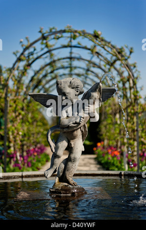 Castello di Arundel, West Sussex, Inghilterra, Regno Unito - Fontana Statua di Eros nel Collector Earl's Garden Foto Stock