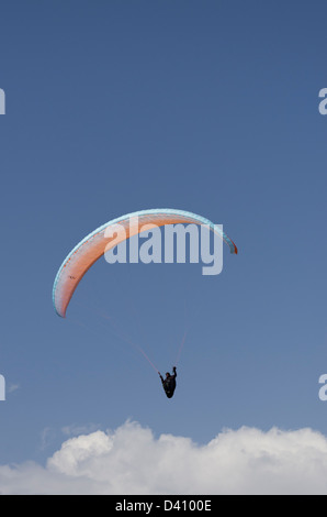 Parapendio sopra il paesaggio della Carinzia con le nuvole e le Alpi Foto Stock