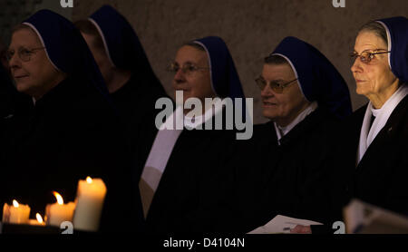 Le monache attendere l'inizio della santa Messa di ringraziamento per il Santo Padre Benedetto XVI a santa Edvige la cattedrale di Berlino, Germania, 28 febbraio 2013. Foto: Annibale Foto Stock