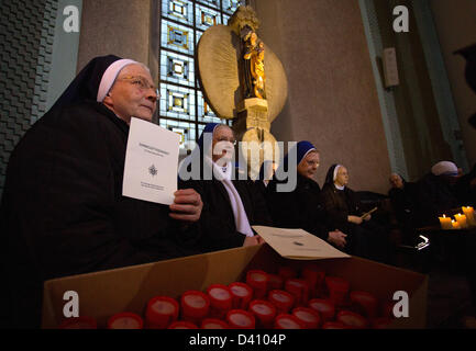 Le monache attendere l'inizio della santa Messa di ringraziamento per il Santo Padre Benedetto XVI a santa Edvige la cattedrale di Berlino, Germania, 28 febbraio 2013. Foto: Annibale Foto Stock