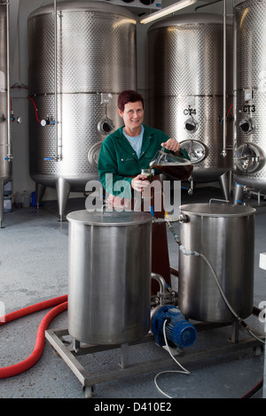 Femmina Master Brewer alla birreria Hogsback Foto Stock