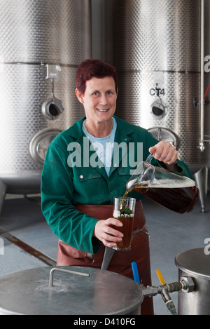 Femmina Master Brewer alla birreria Hogsback Foto Stock