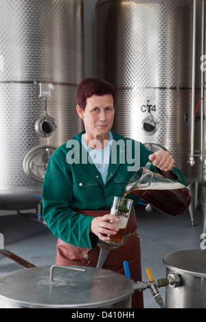 Femmina Master Brewer alla birreria Hogsback Foto Stock