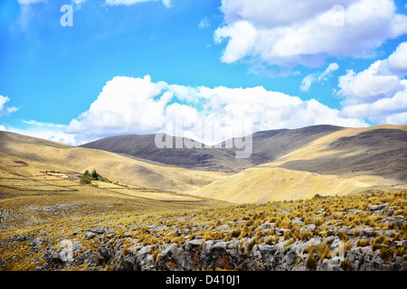 Paesaggio del Perù. Colline, campi e pietre. Foto Stock