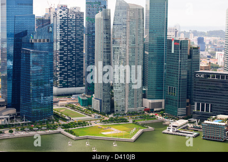 Il Marina Bay Sands Deck viste sui giardini, dalla baia Singapore Flyer(ruota panoramica Ferris) Ponte di elica, navi al di ancoraggio, Singapore Foto Stock