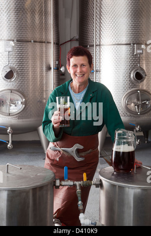 Femmina Master Brewer alla birreria Hogsback Foto Stock