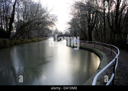 Sud Oxford Canal ghiacciato fino al bloccaggio di Isis foro orientabile, città di Oxford, Oxfordshire, Oxon, Inghilterra, imbarcazione narrowboat, ghiaccio, Foto Stock