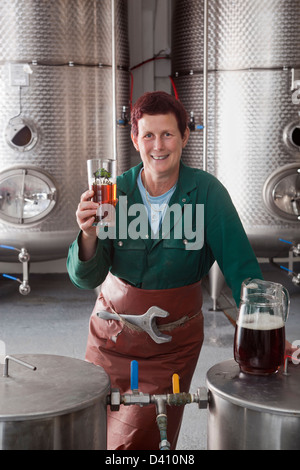 Femmina Master Brewer alla birreria Hogsback Foto Stock