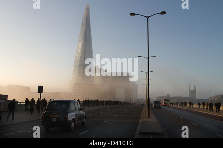 Un'immagine mostra i pendolari a piedi dal London Bridge attraverso la fitta nebbia e basse nubi a Londra. Foto Stock