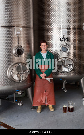 Femmina Master Brewer alla birreria Hogsback Foto Stock