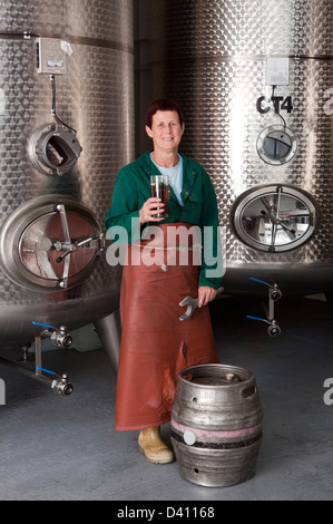 Femmina Master Brewer alla birreria Hogsback Foto Stock