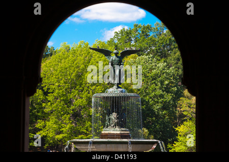 Angelo di acque statua e fontana di Bethesda terrazza, al Central Park di New York City, Stati Uniti d'America Foto Stock