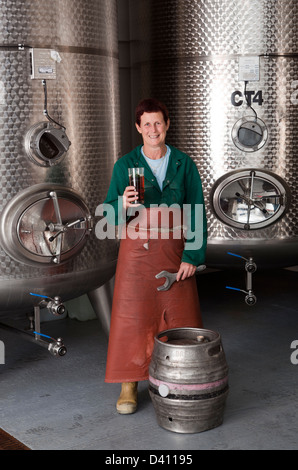 Femmina Master Brewer alla birreria Hogsback Foto Stock