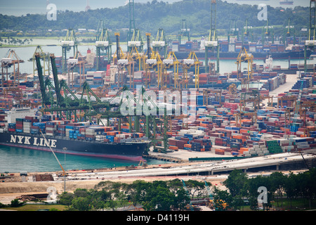 Singapore Cruise,Container Terminal,Marina Bay Sands Hotel,tubo estensione funziona navi al di ancoraggio,rimorchiatori,quartiere finanziario e degli affari Foto Stock