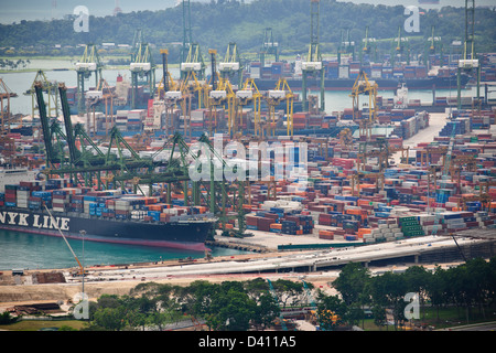 Singapore Cruise,Container Terminal,Marina Bay Sands Hotel,tubo estensione funziona navi al di ancoraggio,rimorchiatori,quartiere finanziario e degli affari Foto Stock