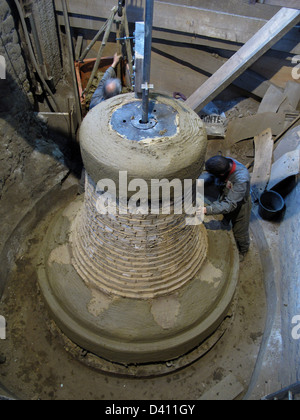 Fabbricazione di nuove campane per i 850 anni della Cattedrale di Notre Dame de Paris,fonderia di campane,Cornille-Havard,Villedieu-les-Poeles,Manche Foto Stock