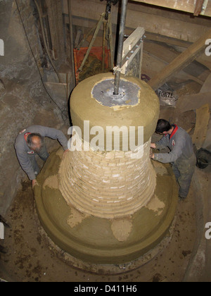 Fabbricazione di nuove campane per i 850 anni della Cattedrale di Notre Dame de Paris,fonderia di campane,Cornille-Havard,Villedieu-les-Poeles,Manche Foto Stock