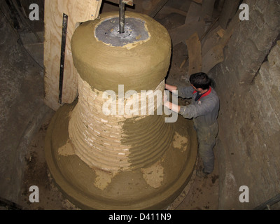 Fabbricazione di nuove campane per i 850 anni della Cattedrale di Notre Dame de Paris,fonderia di campane,Cornille-Havard,Villedieu-les-Poeles,Manche Foto Stock