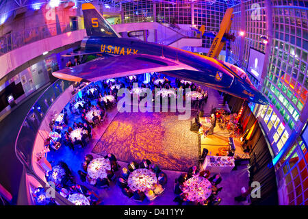 27 febbraio 2013 - Città Giardino, New York, Stati Uniti - HARRISON H. Schmitt, Apollo 17 Astronauta e ex U.S. Il senatore, è onorata con lo spirito di Discovery Award, in occasione della decima base annuale del Museo dell'aviazione Air & Space Gala, per celebrare il quarantesimo anniversario dell'Apollo 17. Un Grumman F11 (F-11) Tiger jet con 'U.S. Navy' sul suo lato che è sospeso da tre piano atrio della lobby e il Sen. Schmitt è al tavolo a sinistra dello stadio, dove Andrea PARTON, Direttore Esecutivo del museo, è parlare. 180 grado fish eye lens vista da sopra. Foto Stock