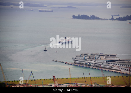 Singapore Cruise,Container Terminal,Marina Bay Sands Hotel,tubo estensione funziona navi al di ancoraggio,rimorchiatori,quartiere finanziario e degli affari Foto Stock