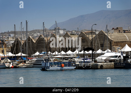 Il porto di La Canea, Creta, mostrando il cantiere navale con soffitto a volta di edifici del Venetian Arsenali Foto Stock