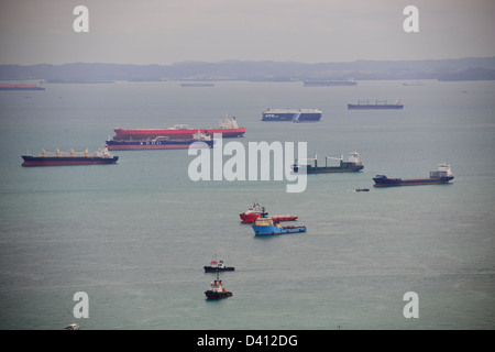 Singapore Cruise,Container Terminal,Marina Bay Sands Hotel,tubo estensione funziona navi al di ancoraggio,rimorchiatori,quartiere finanziario e degli affari Foto Stock