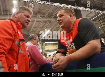 La Germania Ralf Bartels parla di allenatore della squadra di Sven Lang (l) durante l'Uomo ucciso mettere la qualificazione evento durante la IAAF Europeo di Atletica Leggera Indoor Championships 2013 presso la piazza del mercato nella Scandinavium Arena di Göteborg, Svezia, febbraio 28, 2013. Foto: Christian Charisius/dpa Foto Stock