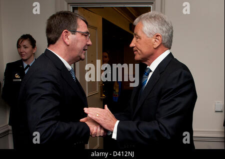 Il Segretario alla difesa degli Stati Uniti Chuck Hagel è salutato dal Vice Segretario della Difesa Ashton carter dopo aver prestato giuramento di ufficio come nuovo Segretario Febbraio 27, 2013 in Arlington, VA. Foto Stock