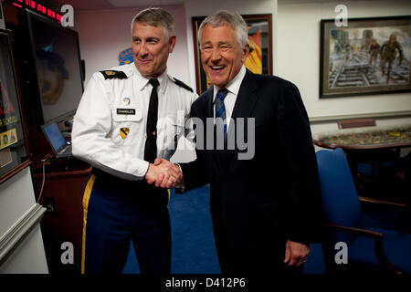 Il Segretario alla difesa degli Stati Uniti Chuck Hagel incontra il sergente maggiore dell'esercito Raymond Chandler III sul suo primo giorno al Pentagono come nuovo Segretario Febbraio 27, 2013 in Arlington, Virginia. Foto Stock