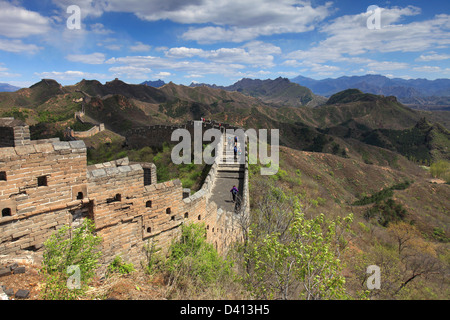 Walkers sulla Grande Muraglia Jinshanling vicino villaggio provenzale di Pechino, Cina, Asia. Foto Stock