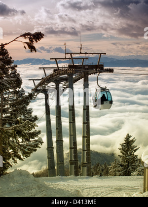 Vista sulla funivia infrastructure su foggy valley. Foto Stock