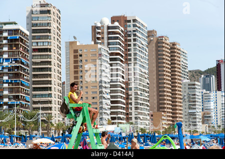 Bagnino di salvataggio nella sua sedia alta sulla spiaggia, Benidorm, Costa Blanca, Spagna Foto Stock