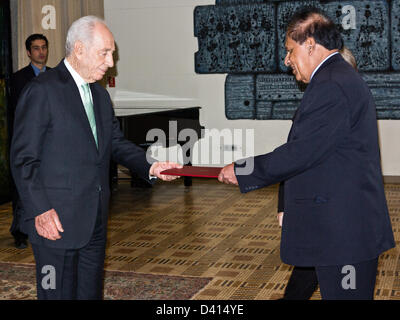 Gerusalemme, Israele. Il 28 febbraio 2013. Il sig. Sarath Devesena Wijesinghe, nominato di recente Repubblica democratica socialista di Sri Lanka ambasciatore di Israele, presenta le sue lettere credenziali al Presidente dello Stato di Israele, Shimon Peres, in una solenne cerimonia a residenza del Presidente. Gerusalemme, Israele. Credito: Nir Alon / Alamy Live News Foto Stock