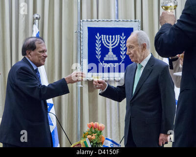 Gerusalemme, Israele. Il 28 febbraio 2013. Il Presidente dello Stato di Israele, Shimon Peres e il sig. Sarath Devesena Wijesinghe, Repubblica democratica socialista di Sri Lanka ambasciatore di Israele, sollevare un brindisi al nuovo Ambasciatore di successo. Gerusalemme, Israele. Il sig. Sarath Devesena Wijesinghe, nominato di recente Repubblica democratica socialista di Sri Lanka ambasciatore di Israele, ha presentato le sue lettere credenziali al Presidente dello Stato di Israele, Shimon Peres, in una solenne cerimonia a residenza del Presidente. Credito: Nir Alon / Alamy Live News Foto Stock