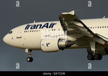 Iran Air Airbus A300 B4-605R EP-IBB aereo di linea in arrivo per atterrare all'aeroporto di Londra Heathrow in un cielo oscuro. Compagnia aerea iraniana Foto Stock