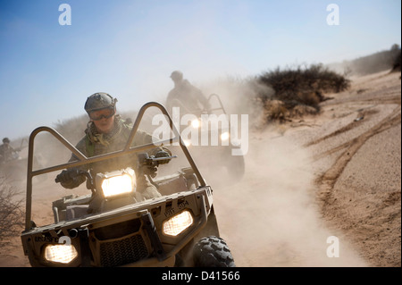 Noi Berretto verde delle forze speciali militari eseguire off-road con manovre tattiche di luce di tutti i veicoli fuoristrada Febbraio 11, 2013 a Fort Bliss, Texas. Berretti Verdi addestrati con LTATVs per guadagnare la familiarizzazione con i veicoli di manovra attraverso il terreno in Afghanistan. Foto Stock