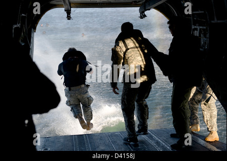 Noi Berretto verde delle forze speciali militari esce fuori il retro di un CH-47 elicottero Chinook in una baia durante la formazione helocast Febbraio 6, 2013 a Eglin Air Force Base in Florida. Helocasts sono utilizzati per inserire le unità di piccole dimensioni in una zona militare di funzionamento in elicottero per effettuare missioni. Foto Stock