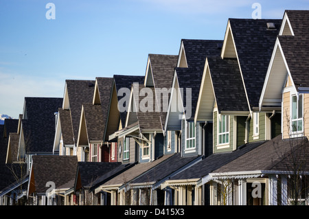 Real estate. Una fila di nuove case a schiera. Foto Stock