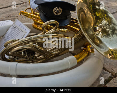 Gerusalemme, Israele. Il 28 febbraio 2013. Israele nella banda della polizia strumenti musicali, note e hat giaceva sul terreno in un intermezzo tra prestazioni di banda. Gerusalemme, Israele. Il sig. Sarath Devesena Wijesinghe, nominato di recente Repubblica democratica socialista di Sri Lanka ambasciatore di Israele, ha presentato le sue lettere credenziali al Presidente dello Stato di Israele, Shimon Peres, in una solenne cerimonia a residenza del Presidente. Credito: Nir Alon / Alamy Live News Foto Stock