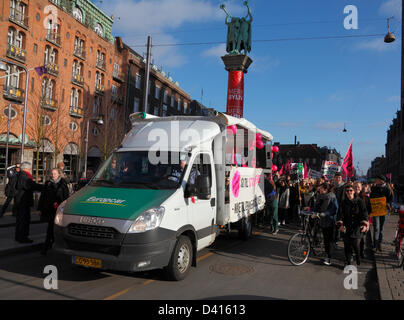 Copenhagen, Danimarca. Il 28 febbraio 2013. Gli studenti provenienti da tutta la Danimarca arriva alla dimostrazione presso la piazza del Municipio di Copenaghen contro il governo ha annunciato cambiamenti e tagli sulla, in molti modi, più lucrativi di pubblica istruzione GRANT. Rally prima della processione verso il Palazzo Christiansborg Square.. Credito: Niels Quist / Alamy Live News Foto Stock