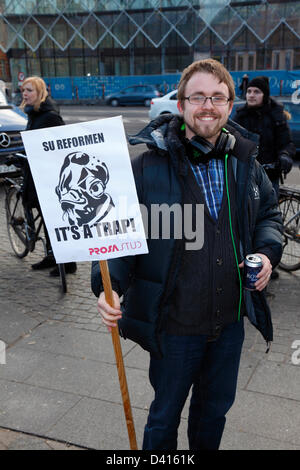 Copenhagen, Danimarca. Il 28 febbraio 2013. Un danese studente IT prendendo parte a livello nazionale in materia di manifestazione studentesca presso la piazza del Municipio di Copenaghen contro la proposta di modifiche e riduzioni del, in molti modi, più lucrativi di pubblica istruzione GRANT.. Credito: Niels Quist / Alamy Live News Foto Stock