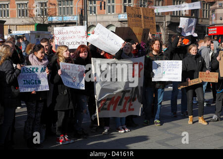 Copenhagen, Danimarca. Il 28 febbraio 2013. Gli studenti provenienti da tutta la Danimarca sta dimostrando presso la piazza del Municipio di Copenaghen contro il governo ha annunciato cambiamenti e tagli sulla, in molti modi, più lucrativi di pubblica istruzione GRANT. Rally prima comincia la processione verso il Palazzo Christiansborg Square.. Credito: Niels Quist / Alamy Live News Foto Stock