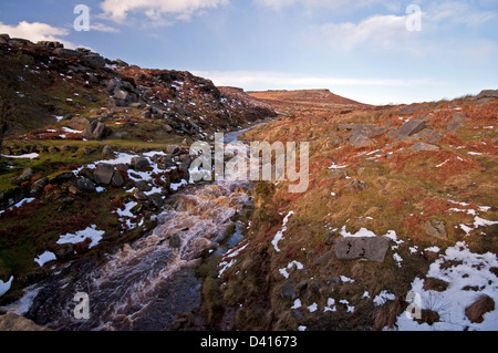 Higger Tor nel Peak District National Park visto da Burbage Bridge sulla A6187. Burbage Brook si tormola rapidamente. Foto Stock