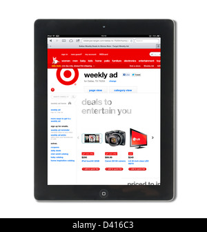 Shopping online presso il negozio di destinazione ( Target.com ) su un Apple iPad 4 Foto Stock