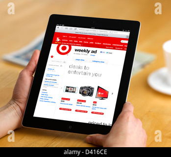Shopping online presso il negozio di destinazione ( Target.com ) su un Apple iPad 4 Foto Stock