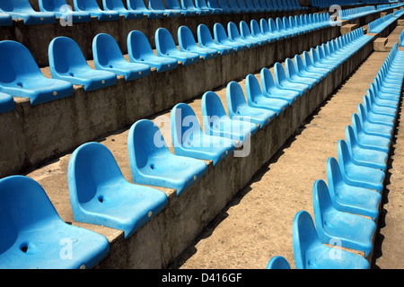 Plastica blu posti vuoti sul football Stadium Foto Stock