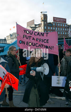 Copenhagen, Danimarca. Il 28 febbraio 2013. Gli studenti provenienti da tutta la Danimarca sta dimostrando presso la piazza del Municipio di Copenaghen contro il governo ha annunciato cambiamenti e tagli sulla, in molti modi, più lucrativi di pubblica istruzione GRANT. Rally prima comincia la processione verso il Palazzo Christiansborg Square.. Credito: Niels Quist / Alamy Live News Foto Stock