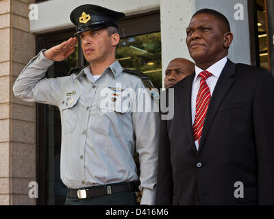 Gerusalemme, Israele. Il 28 febbraio 2013. Sisa Ngombane, nominato di recente Repubblica del Sud Africa ambasciatore di Israele si diparte, residenza del Presidente con una scorta militare e la guardia d'onore come la nazionale israeliana viene suonato da Israele nella banda della polizia. Gerusalemme, Israele. Il sig. Sisa Ngombane, nominato di recente Repubblica del Sud Africa ambasciatore di Israele, ha presentato le sue lettere credenziali al Presidente dello Stato di Israele, Shimon Peres, in una solenne cerimonia a residenza del Presidente. Credito: Nir Alon / Alamy Live News Foto Stock